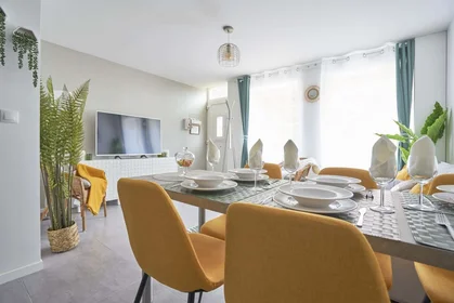 Private room at 59110 La Madeleine, France, image 18 of 23