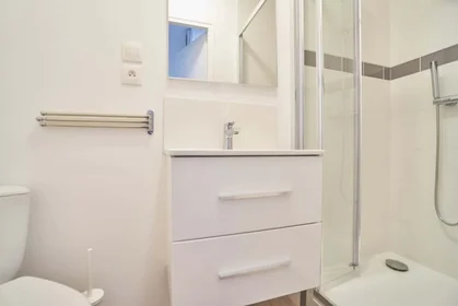 Private room at 59110 La Madeleine, France, image 5 of 23