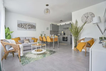 Private room at 59110 La Madeleine, France, image 9 of 23