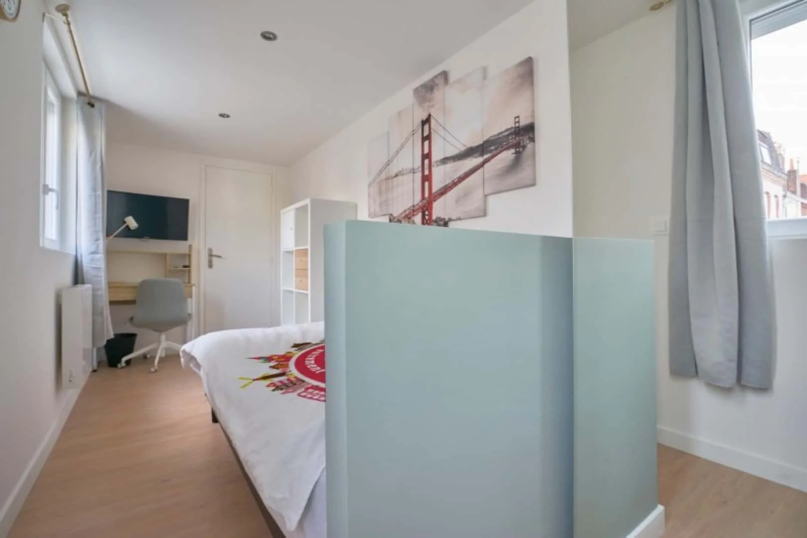 Affordable room for students with ample lighting in 