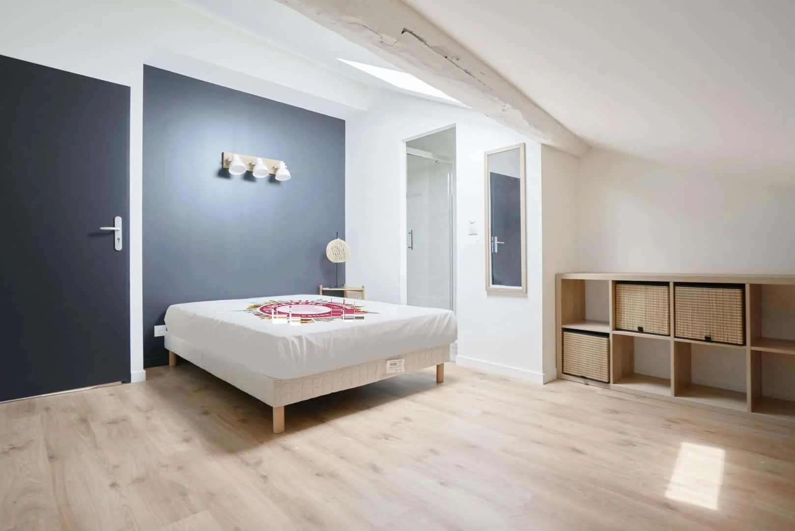 Habitación estudiantil luminosa y aireada con fácil acceso a la universidad en