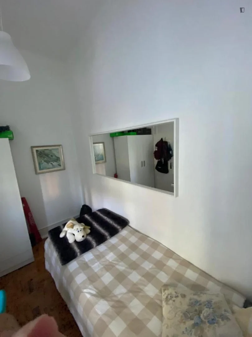 Habitación estudiantil funcional perfecta para estudiar en