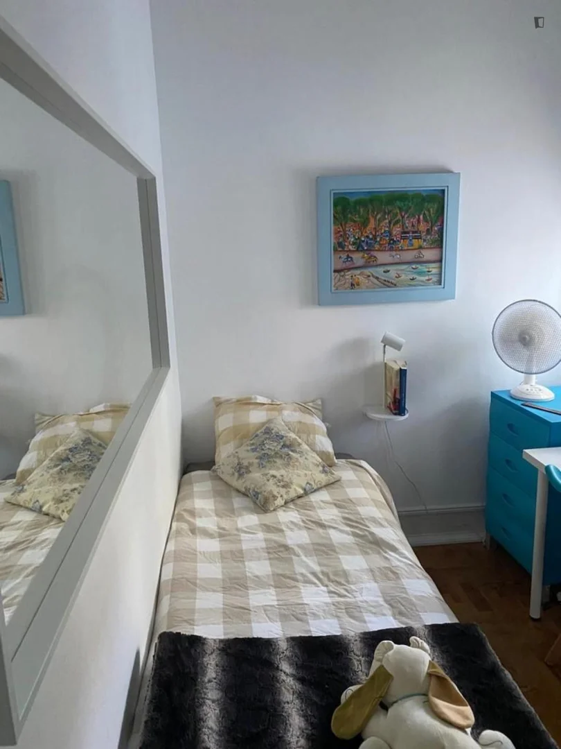 Habitación acogedora para estudiantes disponible en