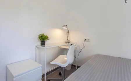 Chambre privée à Carrer del Pintor Dalmau, image 4 de 16