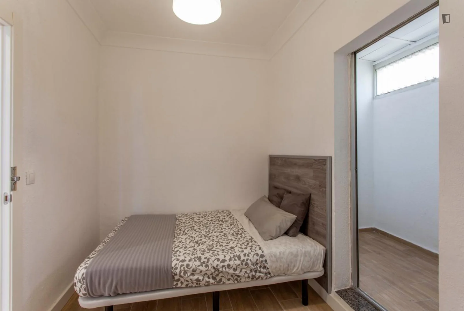 Chambre d'étudiant à  avec espace d'étude et installations communes