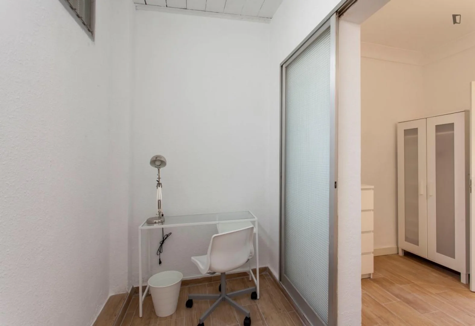 Chambre abordable pour les étudiants avec un bon éclairage dans 