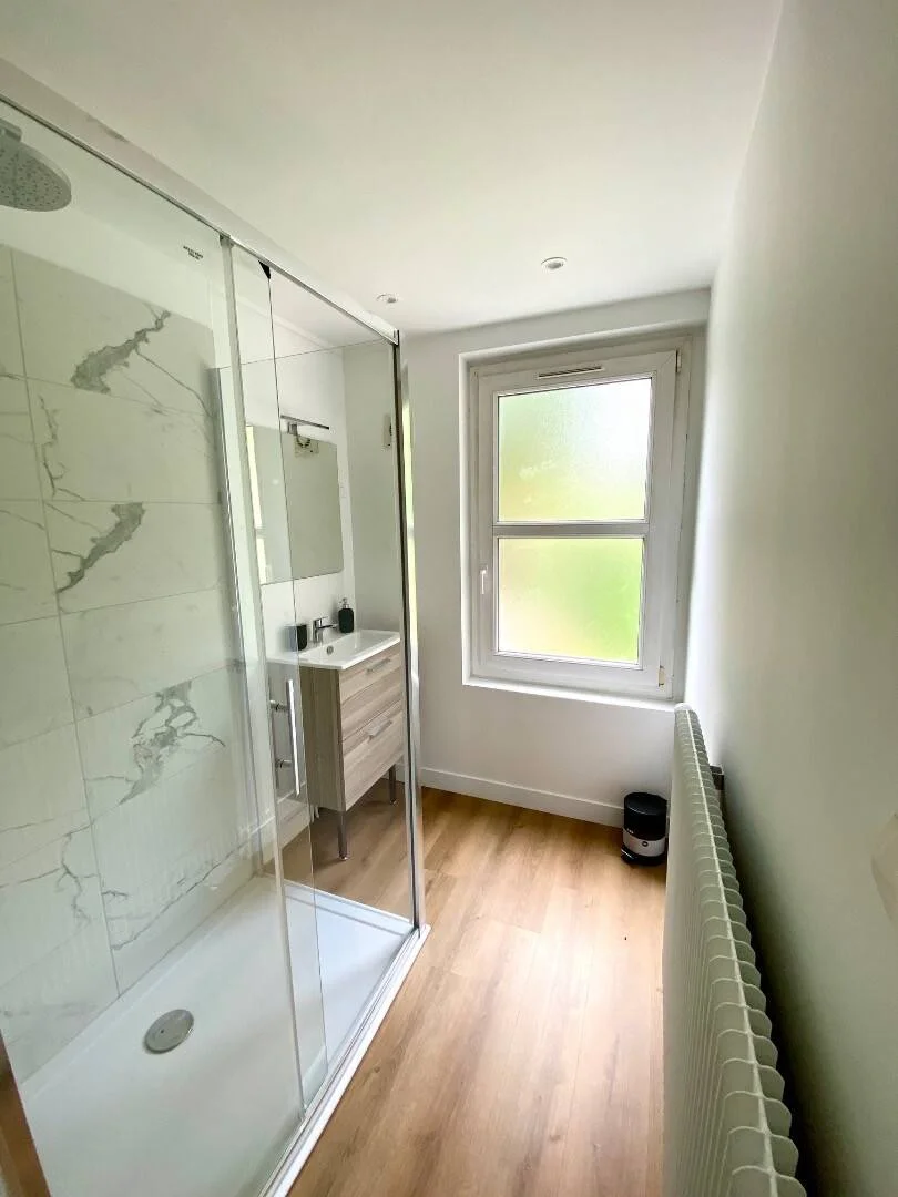 Economical student room with convenient location in 