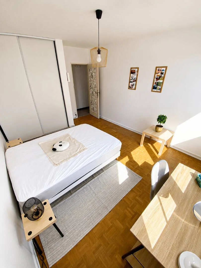 Chambre conviviale pour les étudiants dans  avec des équipements modernes
