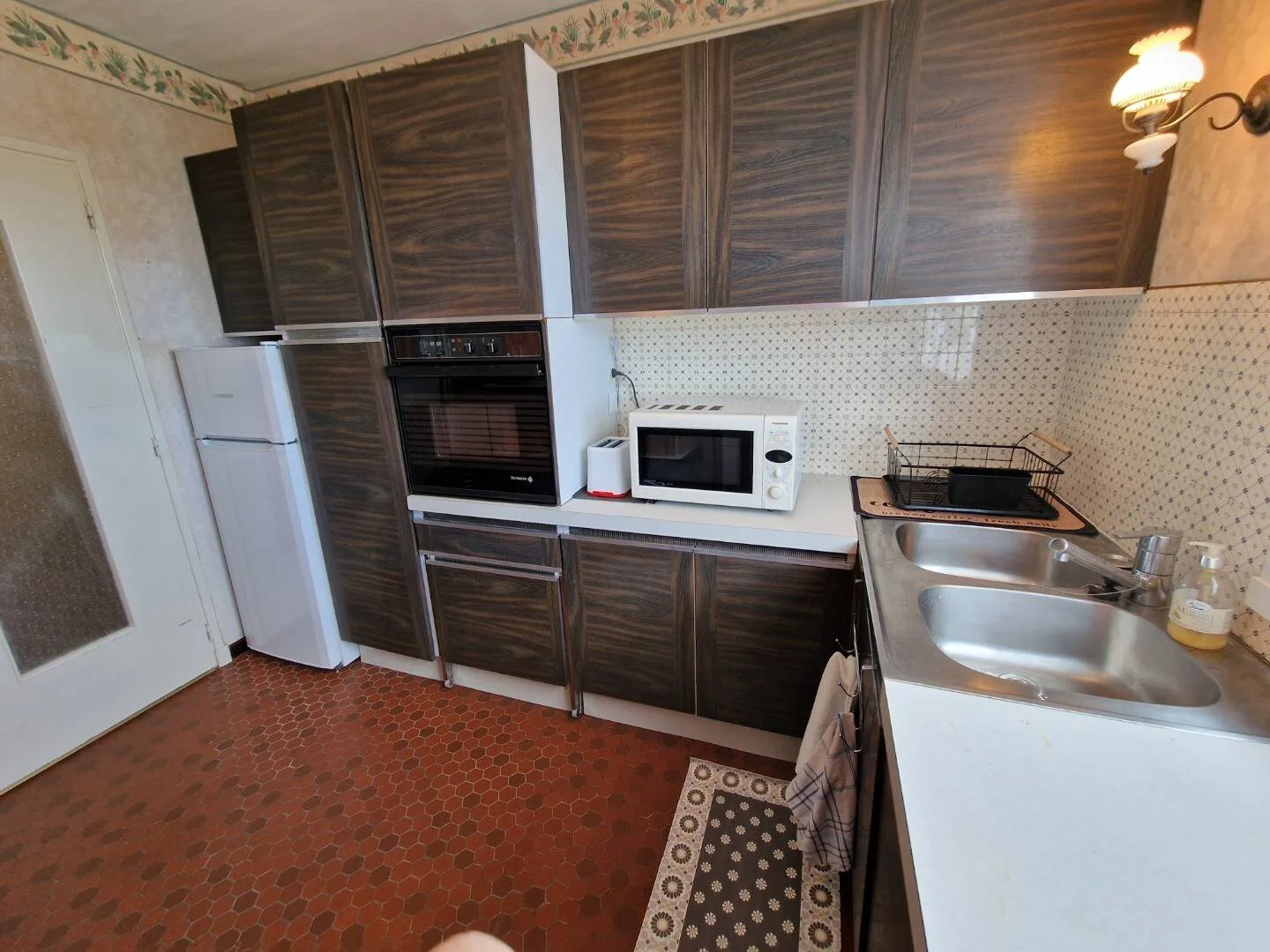 Chambre d'étudiant à  avec espace d'étude et installations communes