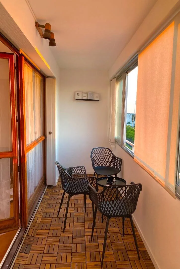 Quarto acessível para estudantes com iluminação ampla em 