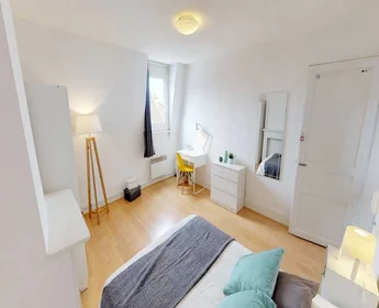 Chambre à louer avec lit double {area}