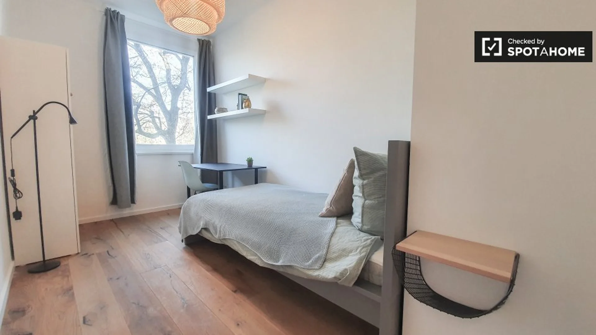 Habitación estudiantil luminosa y aireada con fácil acceso a la universidad en