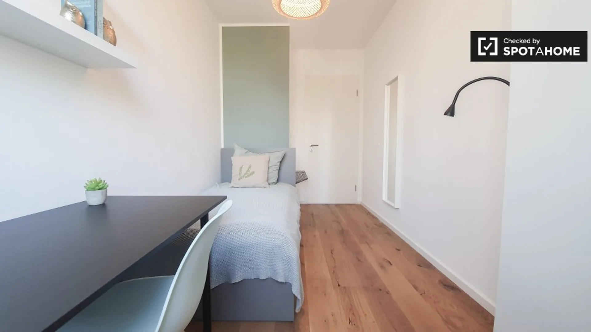 Habitación estudiantil funcional perfecta para estudiar en