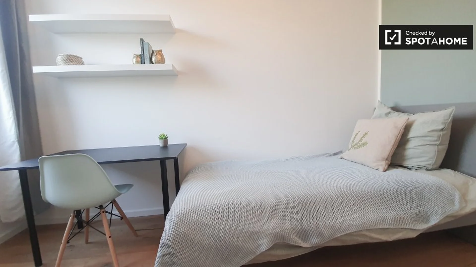 Habitación en apartamento estudiantil en alquiler en , completamente amueblado