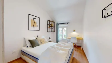 Quarto para alugar com cama de casal em {area}