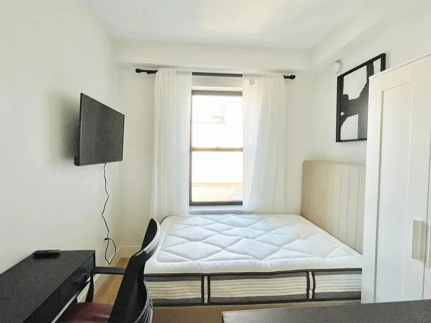 Student-friendly room in with modern amenities