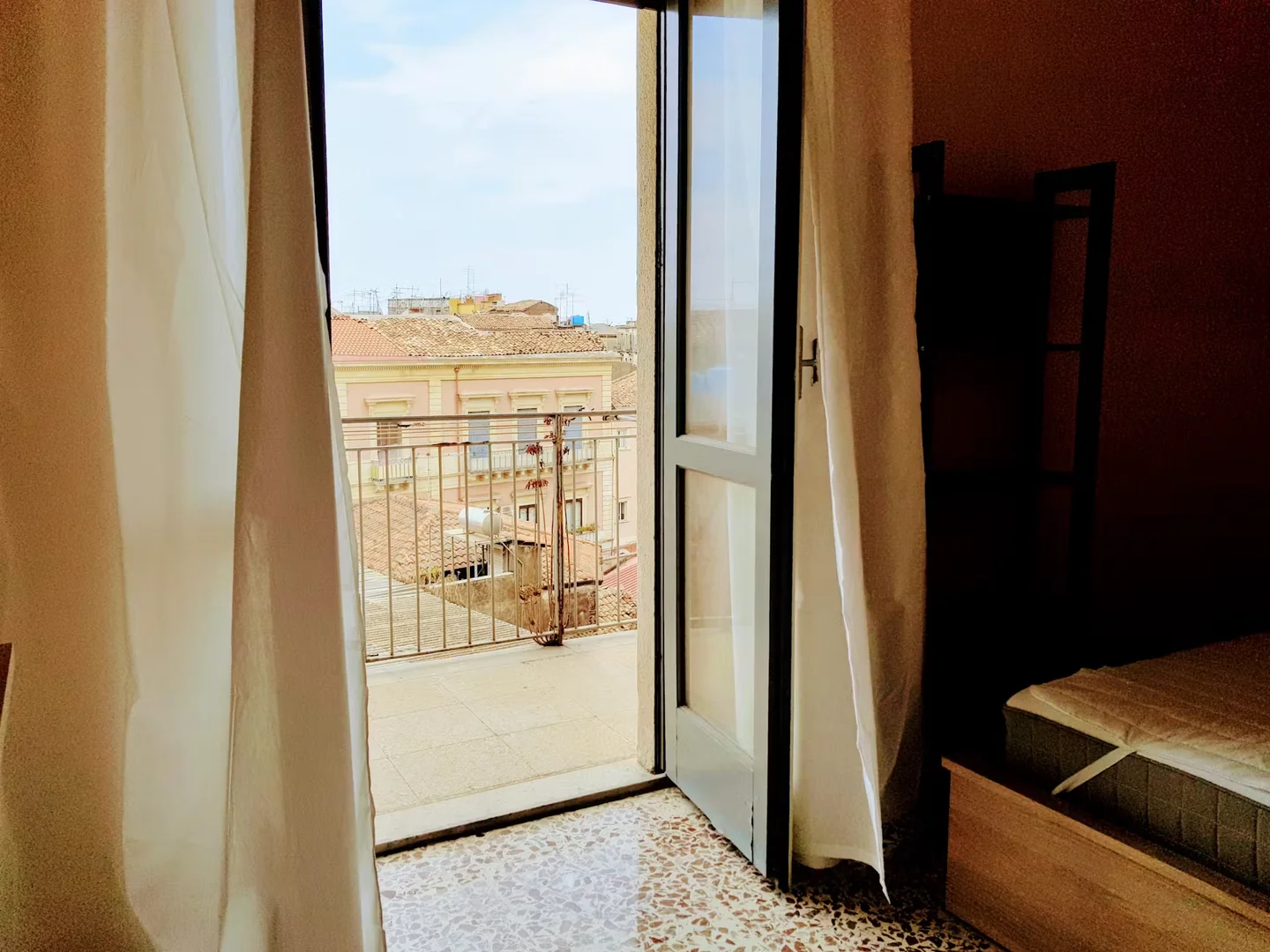 bölgesinde konforlu ve ferah öğrenci odası