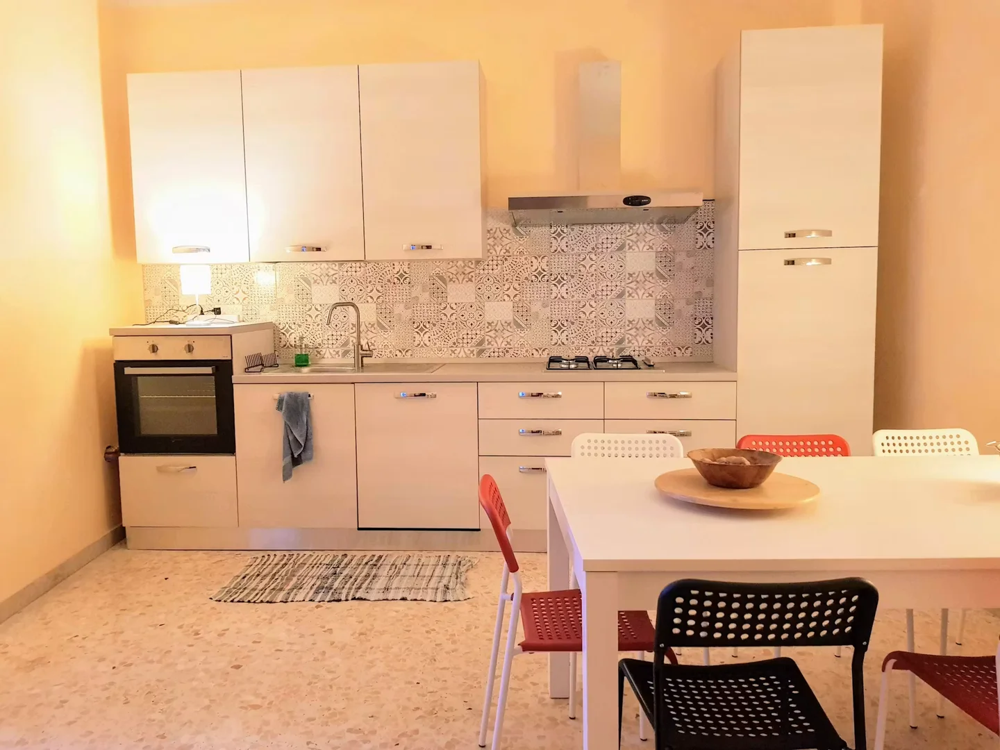 'de modern olanaklara sahip öğrenci dostu oda