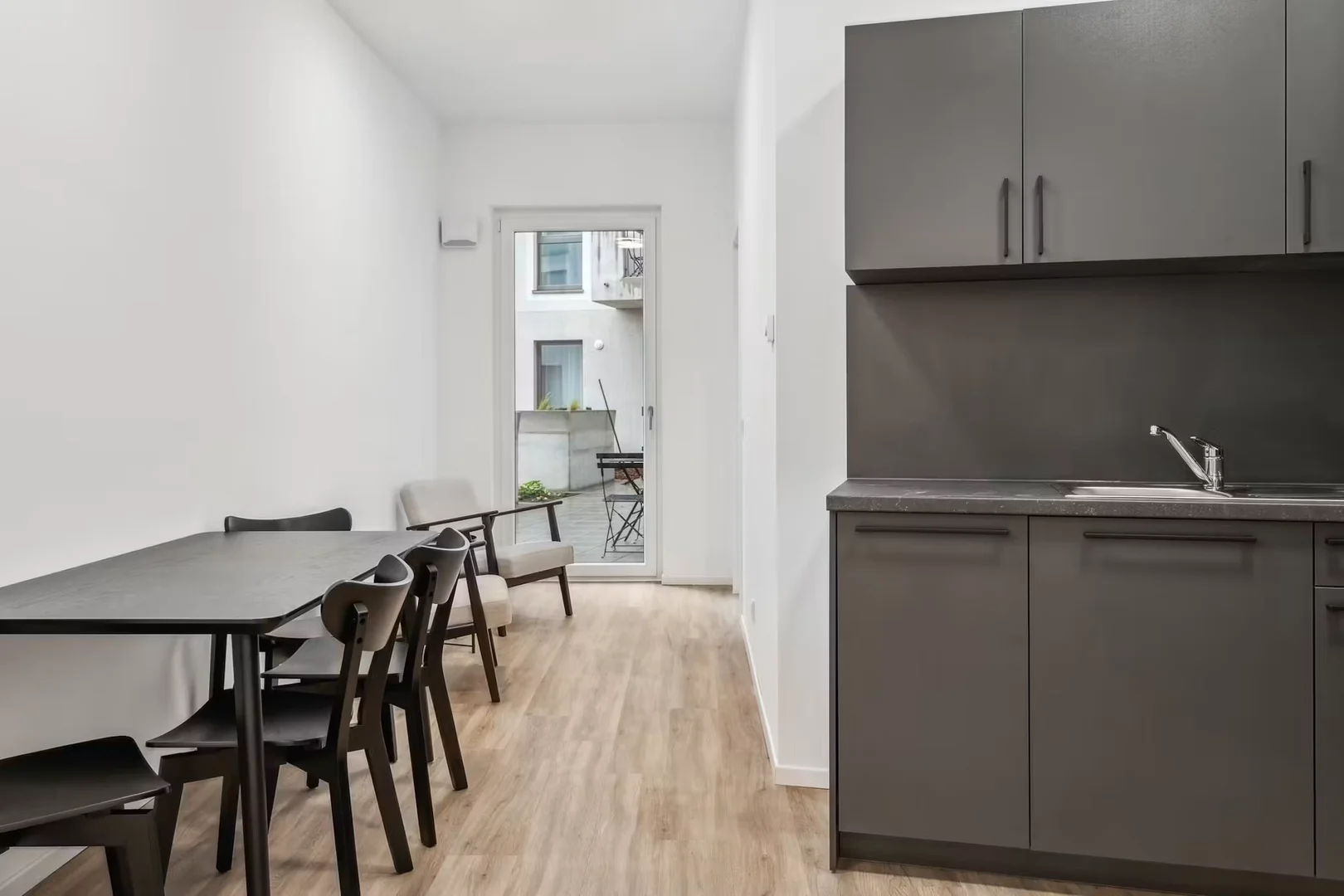 Studentenzimmer in  mit Arbeitsbereich und Gemeinschaftseinrichtungen