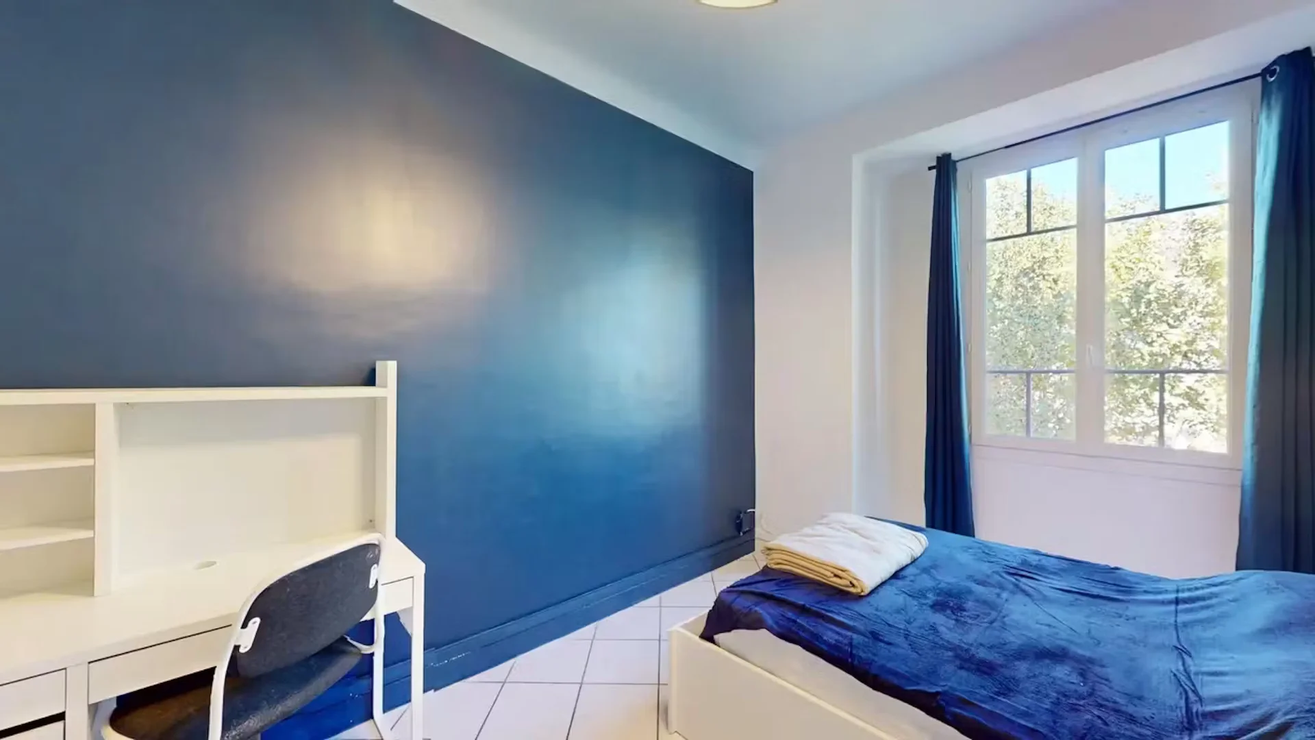Comfortable and spacious student room in 
