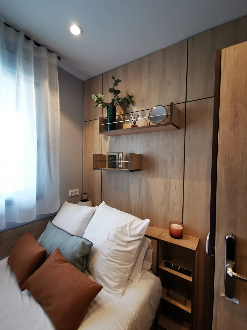 Habitación en apartamento estudiantil en alquiler en , completamente amueblado