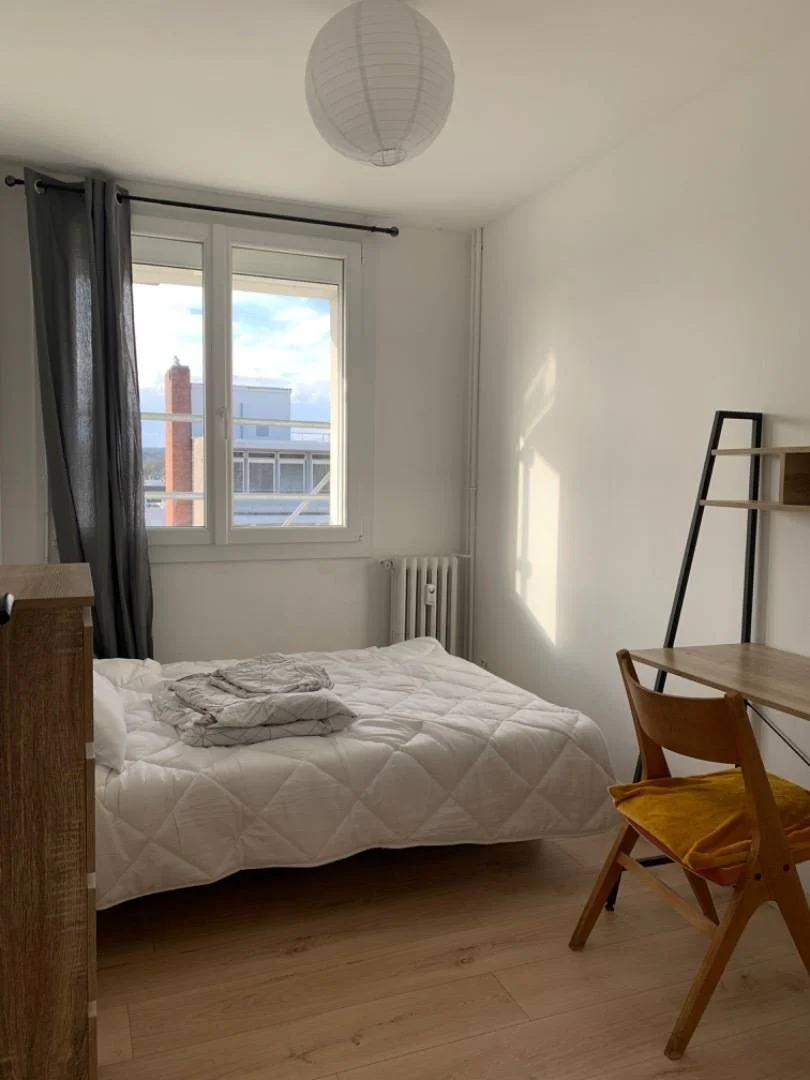Room for rent in student apartment in , fully furnished