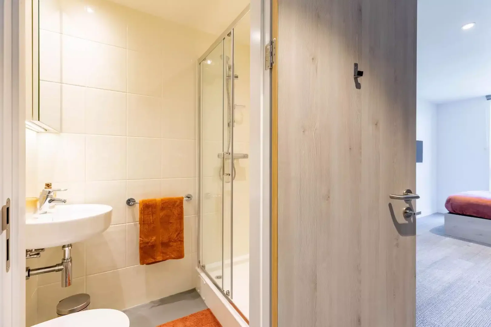 Quarto acessível para estudantes com iluminação ampla em