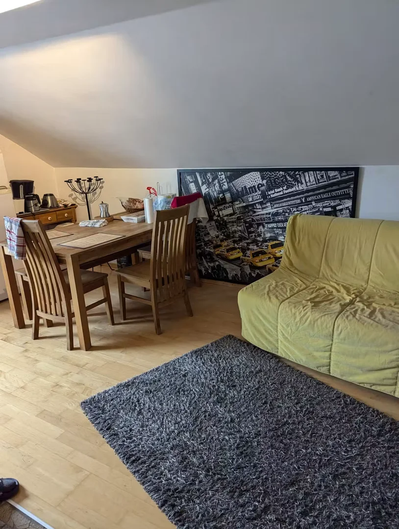 Funktionelles Studentenzimmer perfekt zum Studieren in