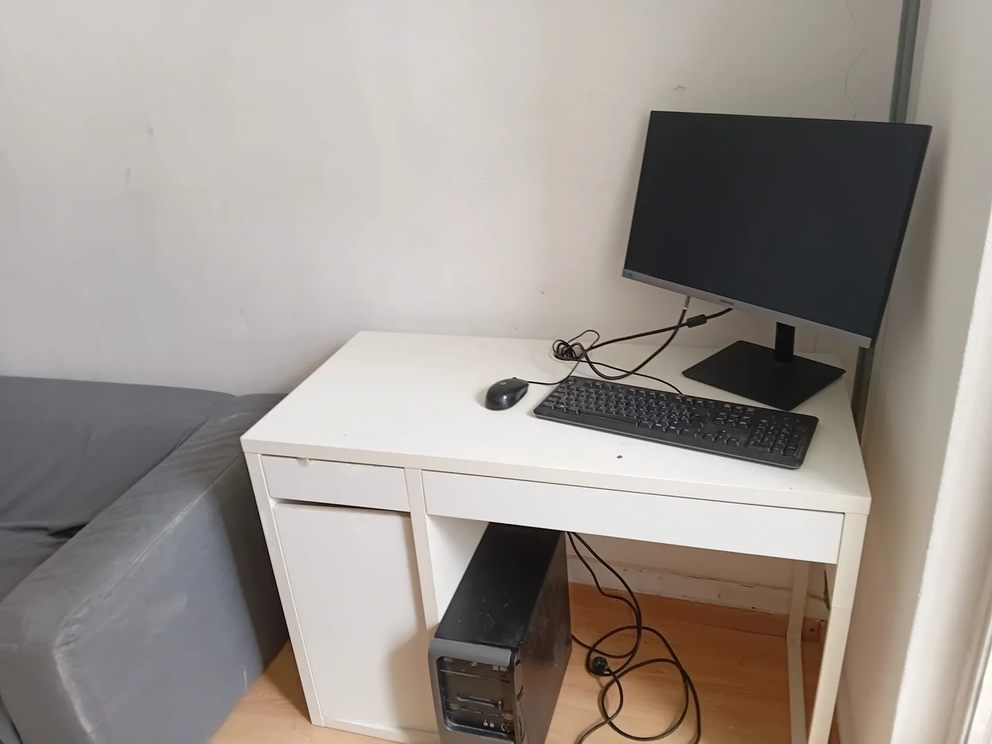 Funkcjonalny pokój studencki idealny do nauki w 