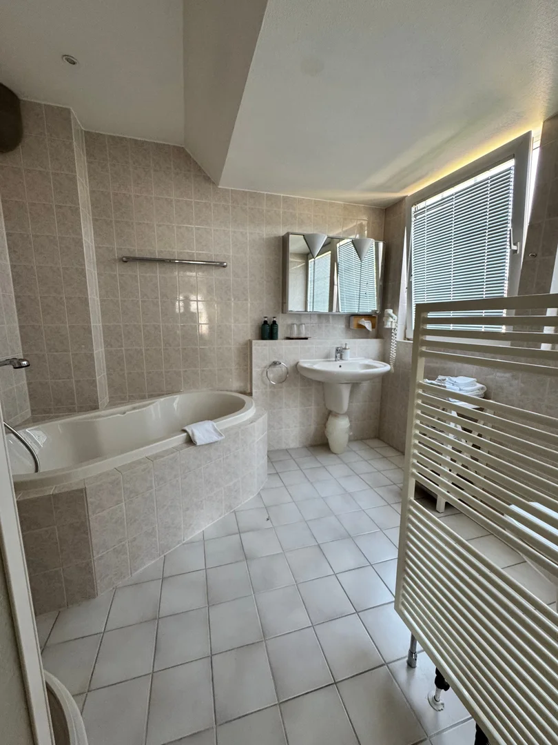 Student-friendly room in with modern amenities