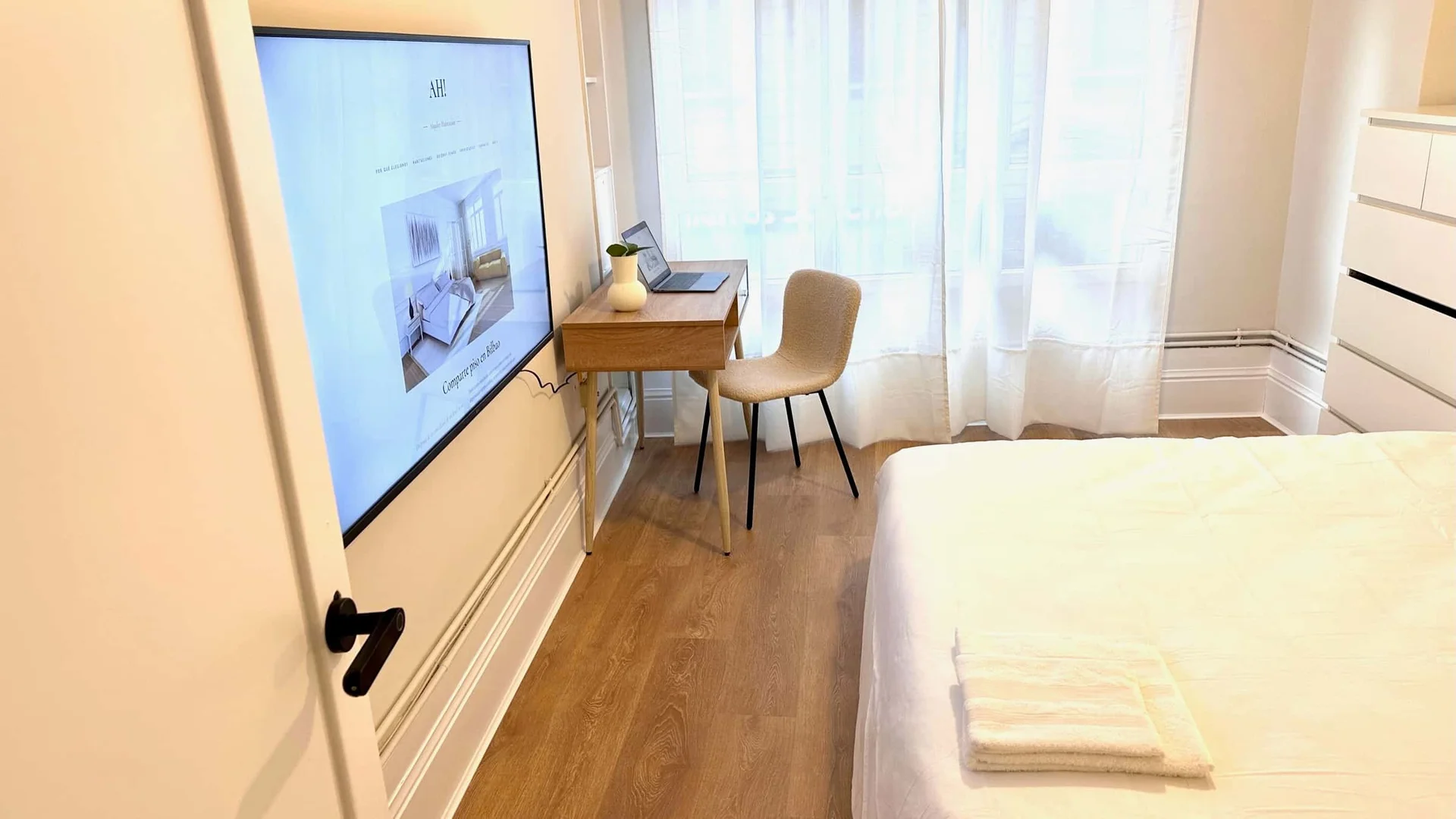 Affordable room for students with ample lighting in 