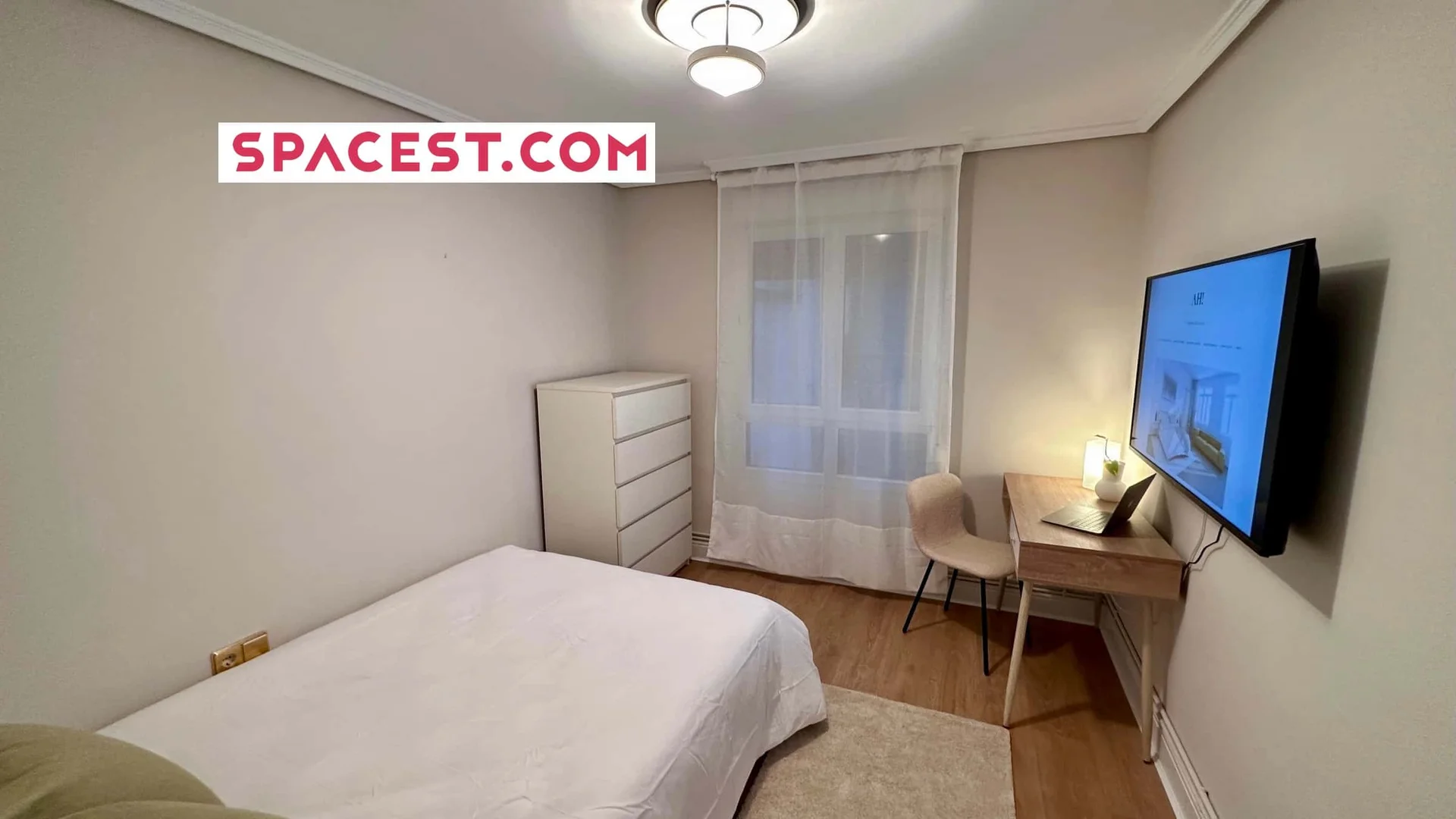 Student-friendly room in  with modern amenities