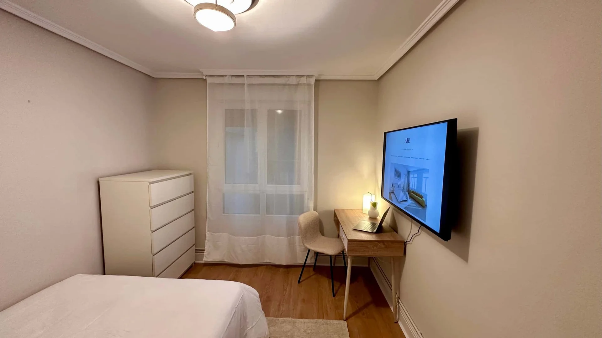 Economical student room with convenient location in 