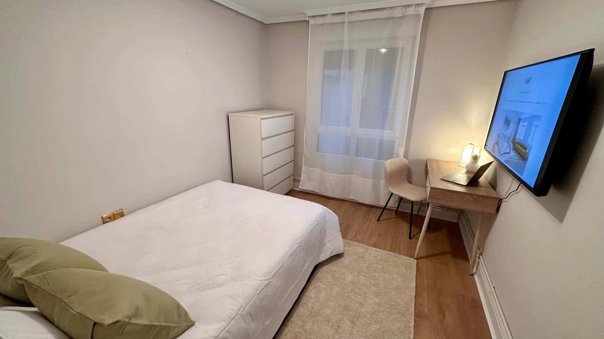 Comfortable and spacious student room in 