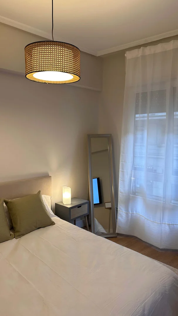 Functional student room perfect for studying in 