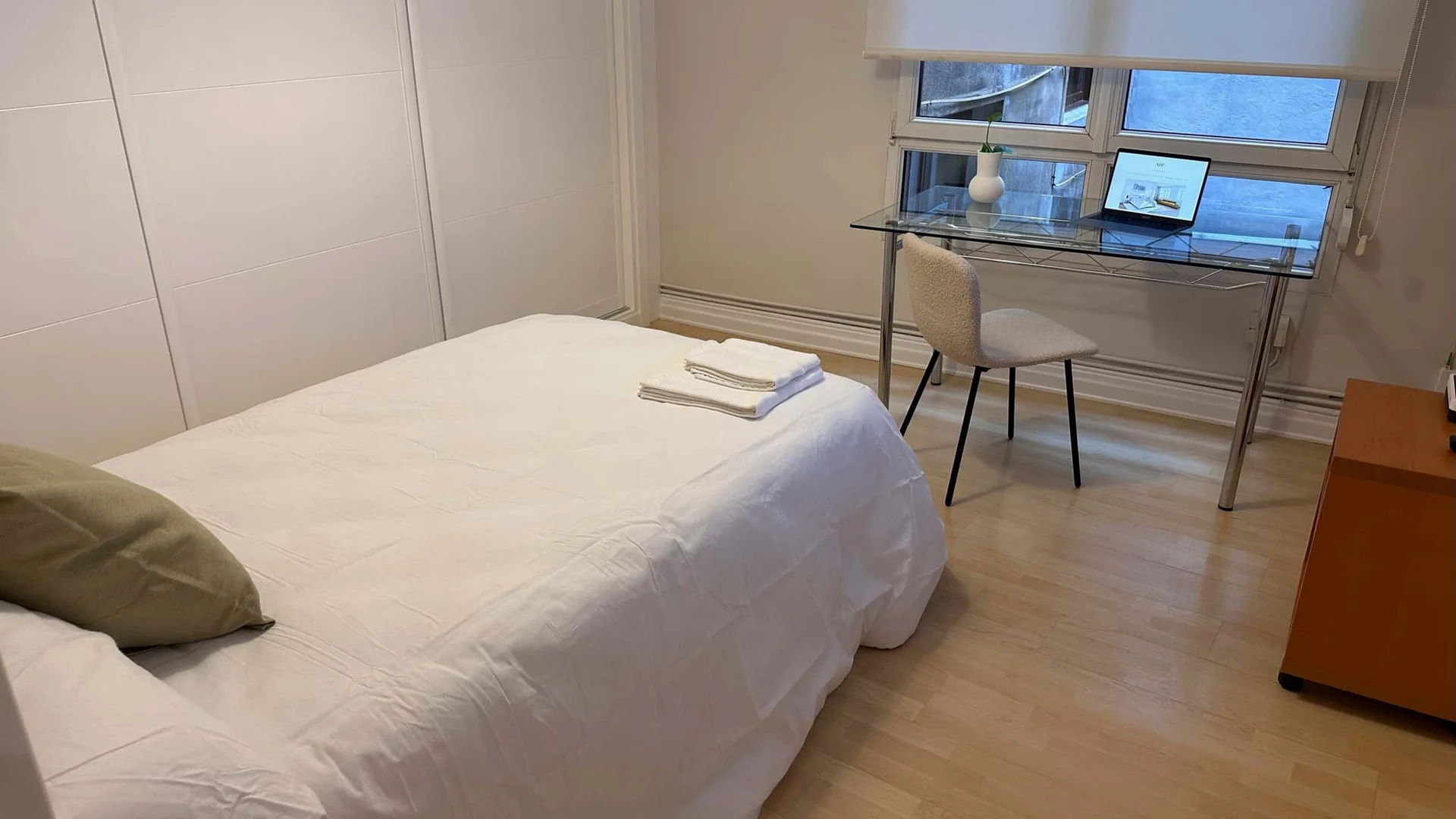 Comfortable and spacious student room in 