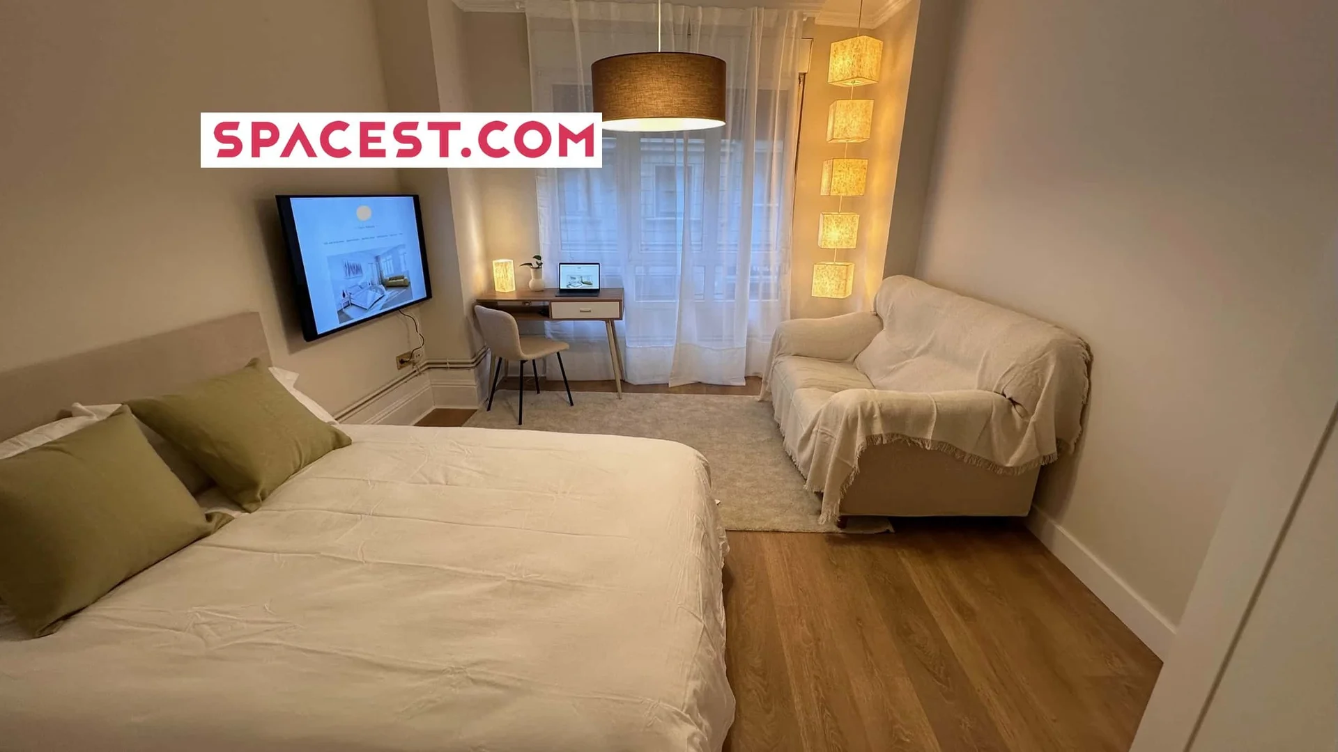 Comfortable and spacious student room in 