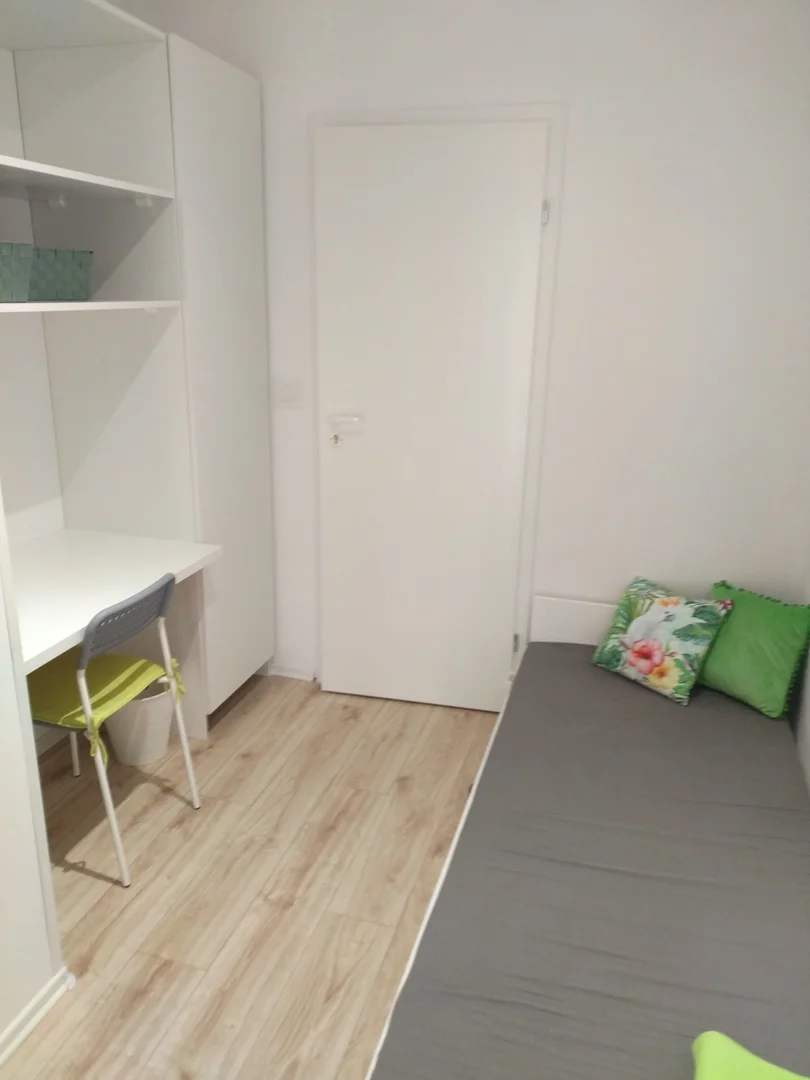 'da üniversiteye kolay erişime sahip aydınlık ve havadar öğrenci odası