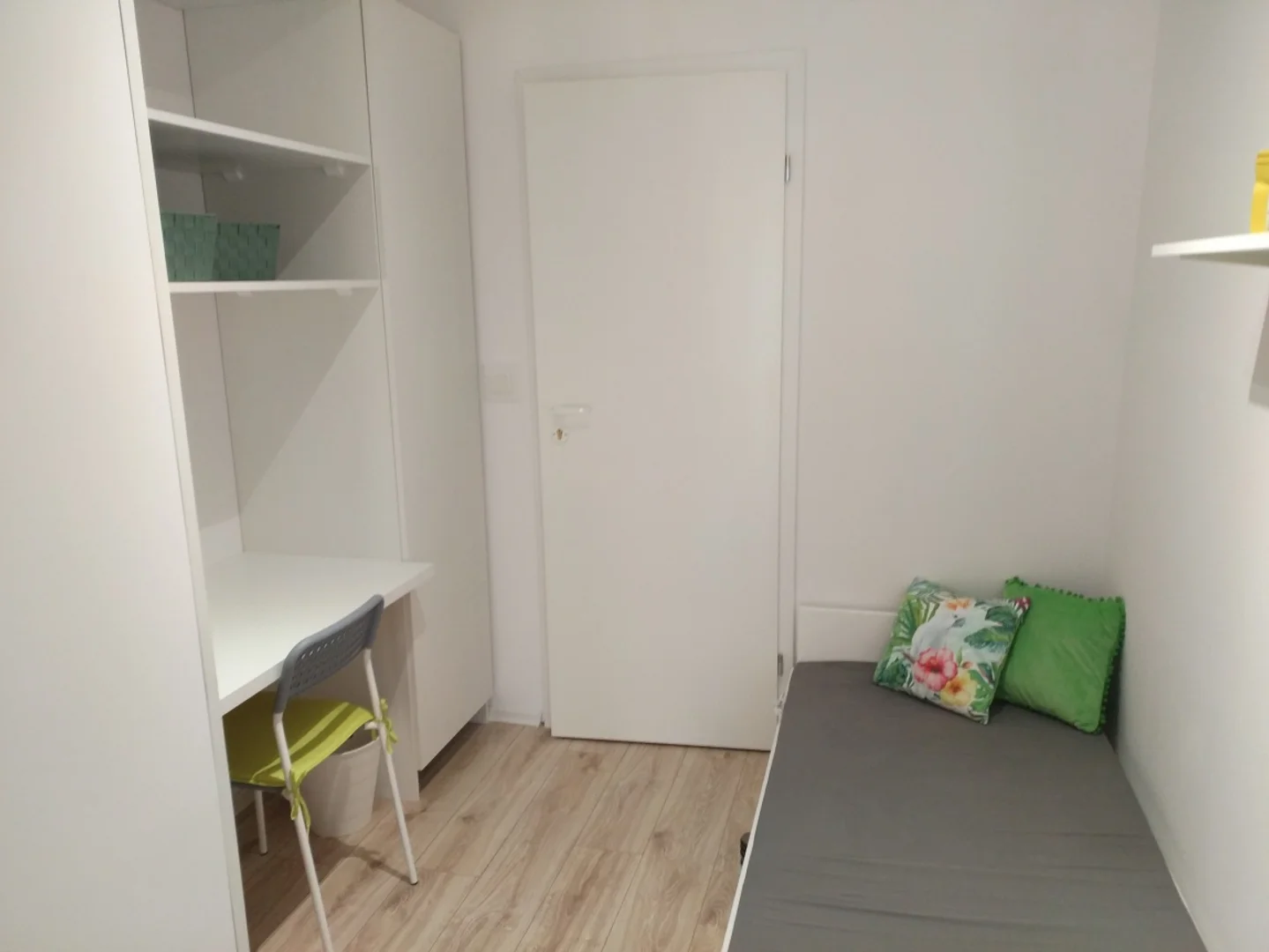 Öğrenciler için rahat oda  bölgesinde mevcut