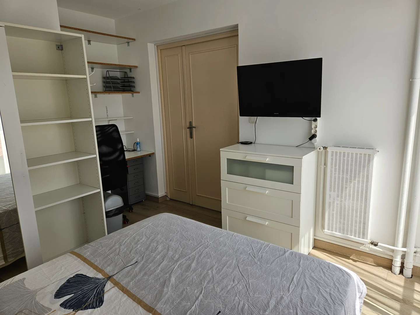 Chambre d'étudiant à  avec espace d'étude et installations communes