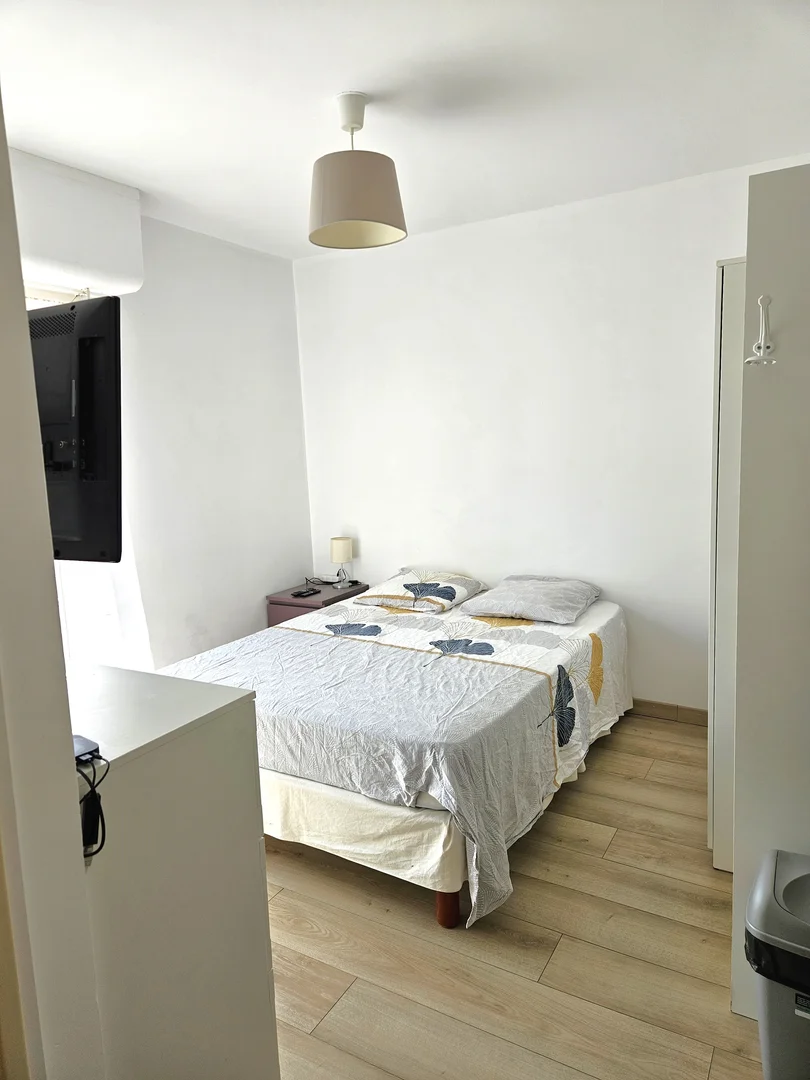 Chambre conviviale pour les étudiants dans  avec des équipements modernes