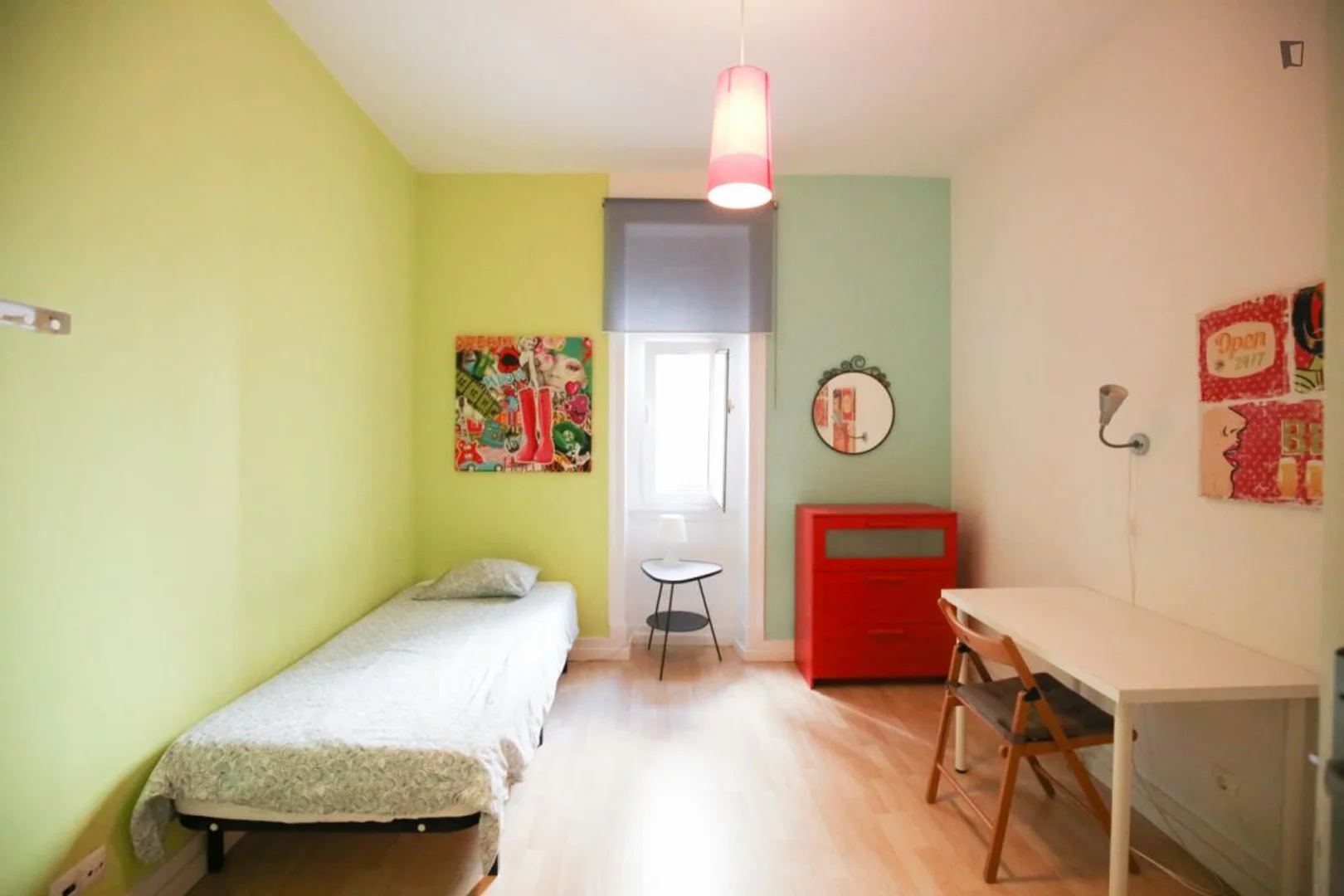 Quarto de estudante luminoso e arejado com acesso fácil à universidade em 
