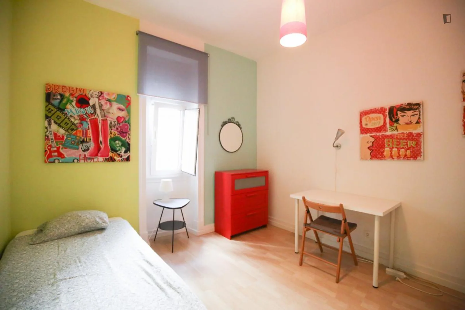 Quarto de estudante confortável e espaçoso em 