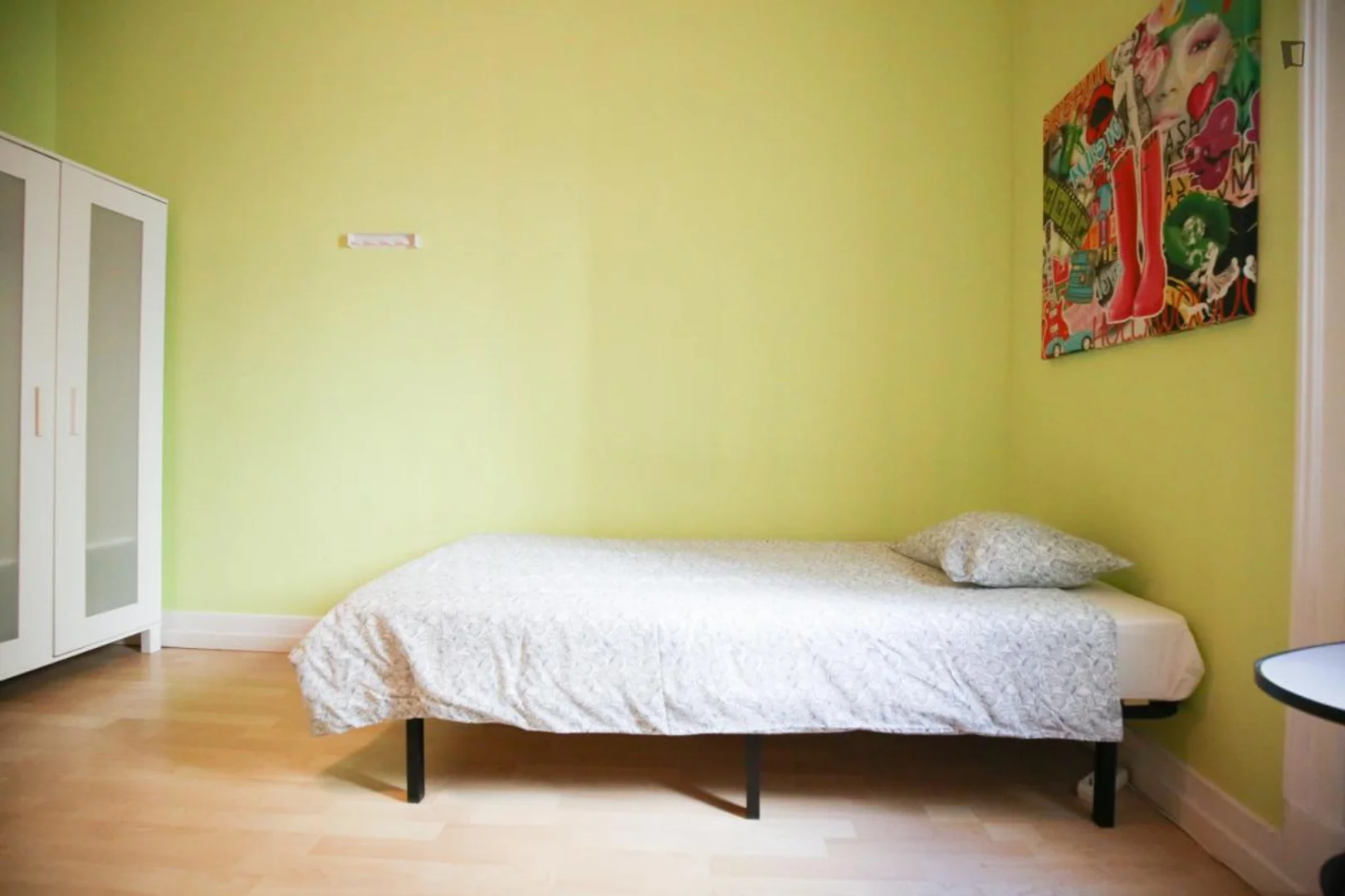 Quarto de estudante luminoso e arejado com acesso fácil à universidade em 