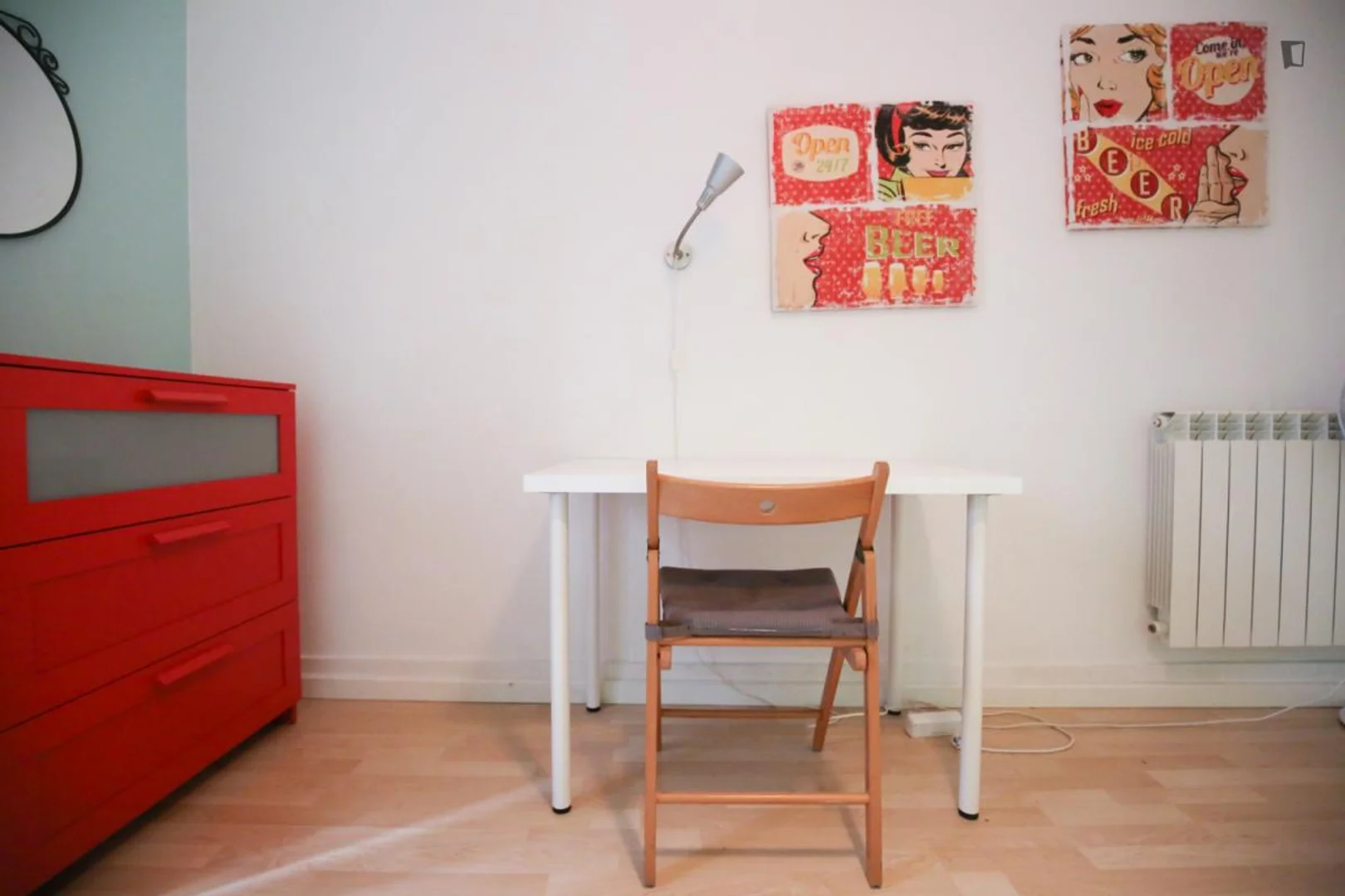 Quarto de estudante em  com área de estudo e instalações partilhadas
