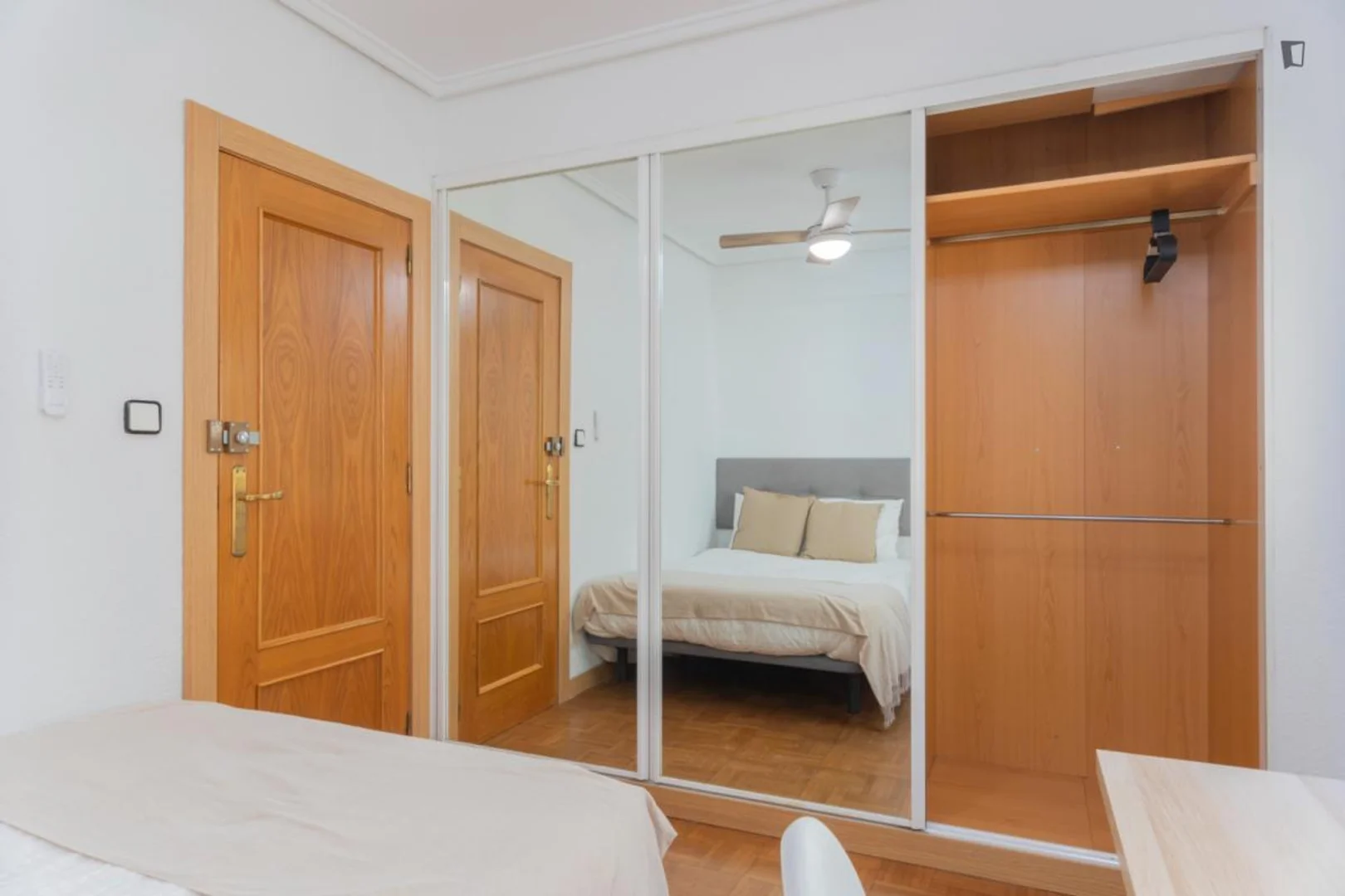 'de modern olanaklara sahip öğrenci dostu oda