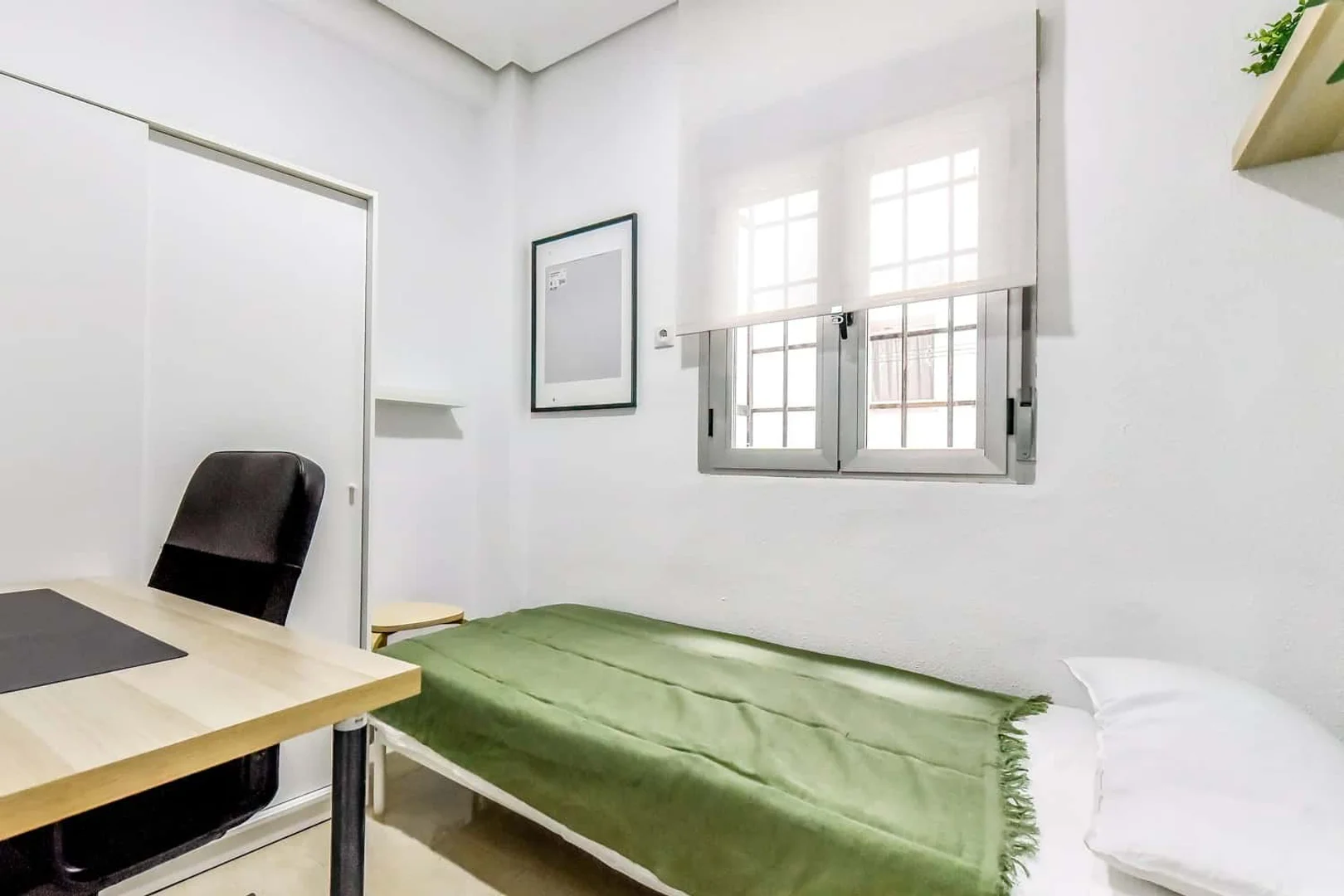 Chambre conviviale pour les étudiants dans  avec des équipements modernes