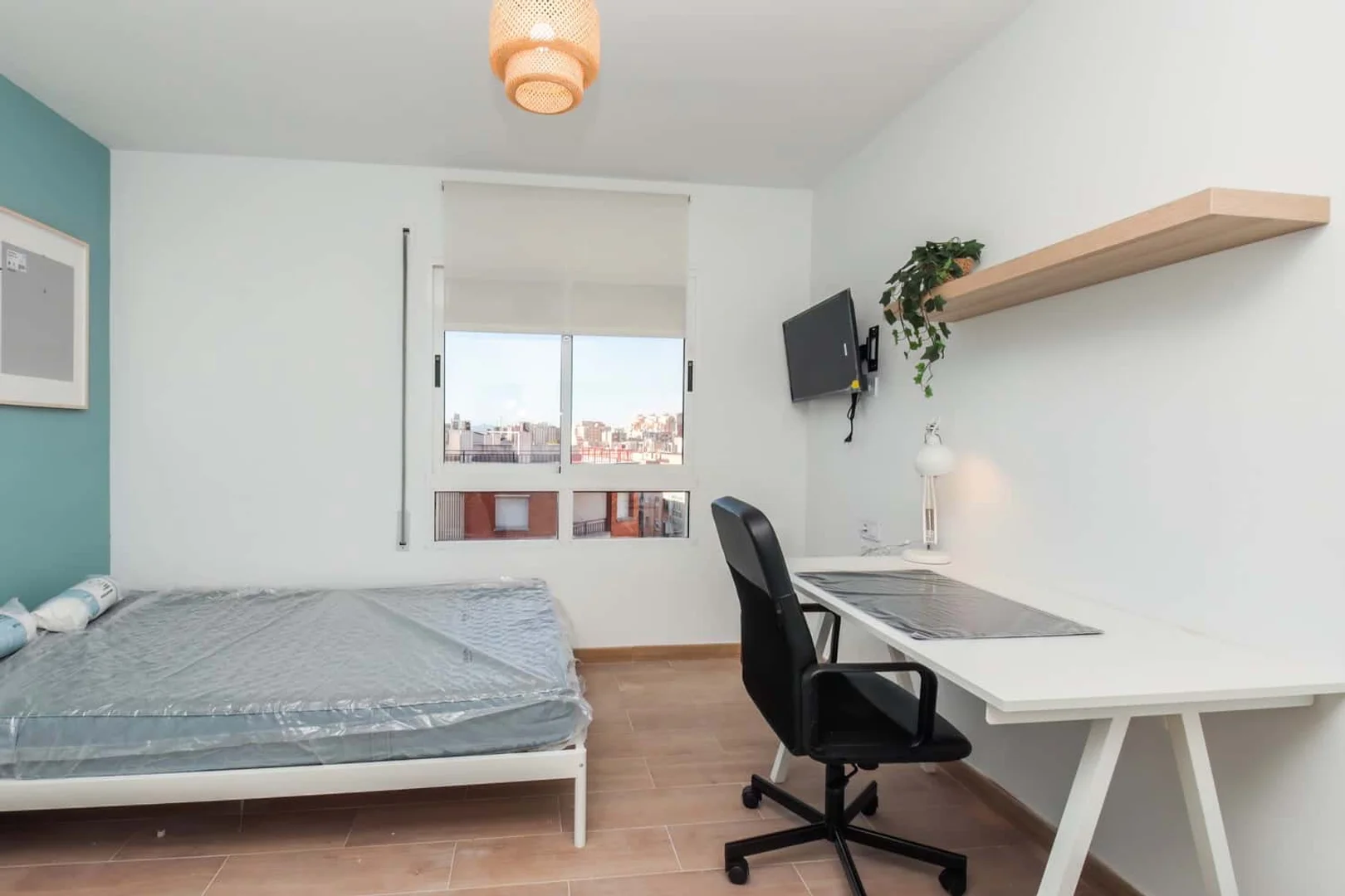Bright and airy student room with easy university access in 