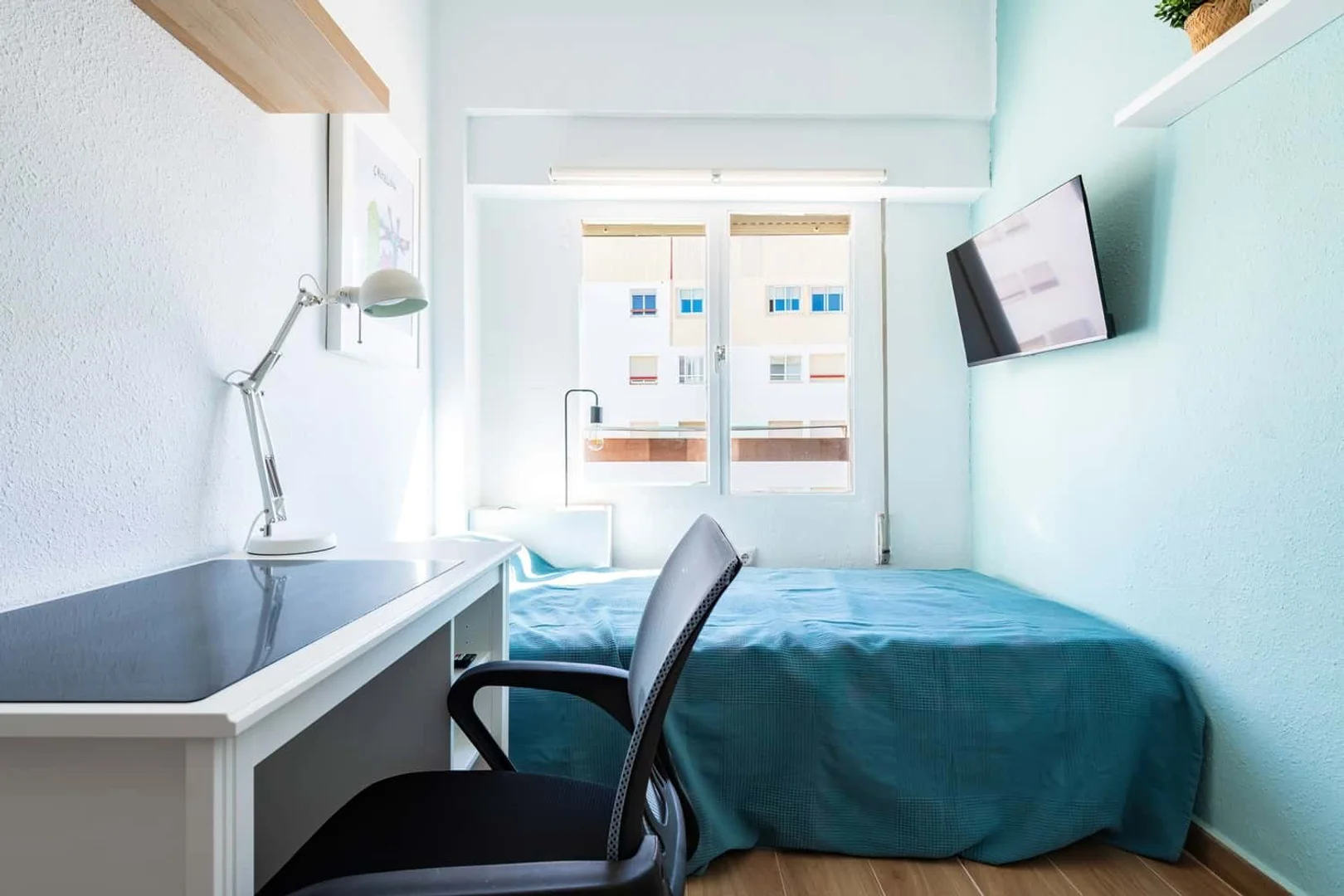 Habitación estudiantil funcional perfecta para estudiar en 