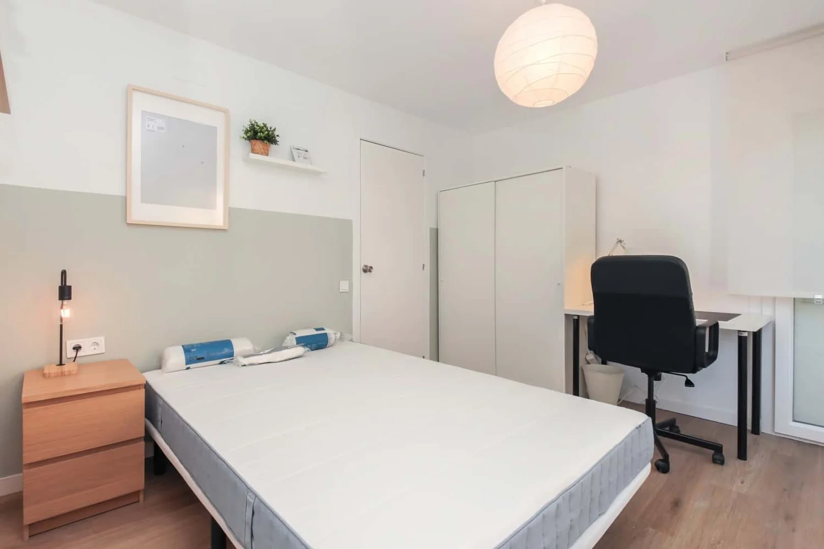 Habitación estudiantil económica cerca del campus en 